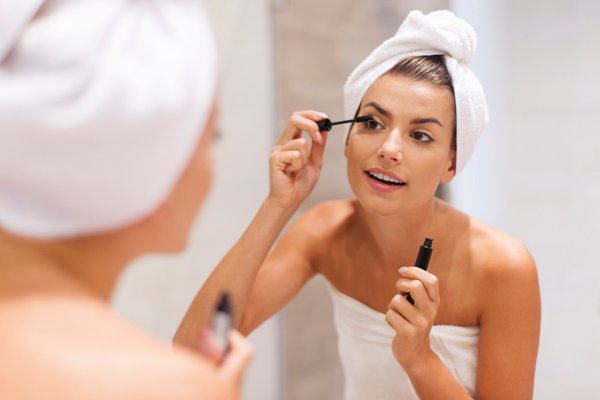 beautiful woman using mascara ba