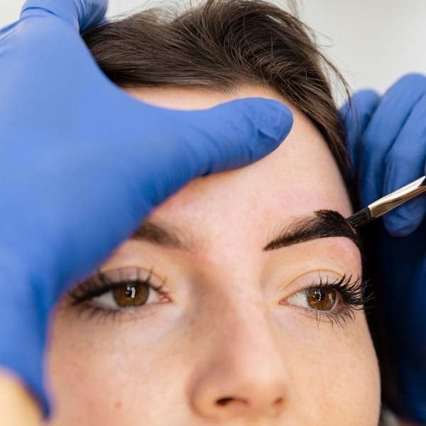 como teñir cejas