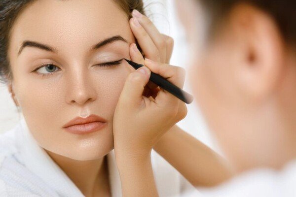 maquillaje para ojos saltones