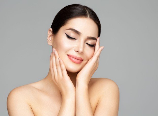 maquillaje cara ovalada mujer manos