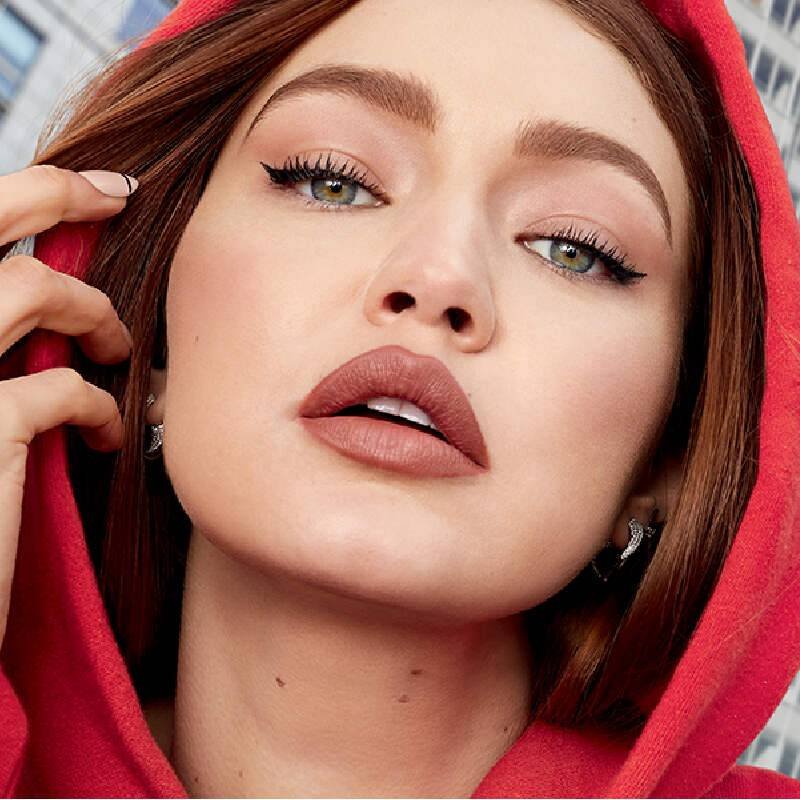 Gigi - Modelo con Cejas Perfectamente Maquilladas