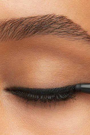 Application macro step1 Product Info Tattooliner smokey gel pencil