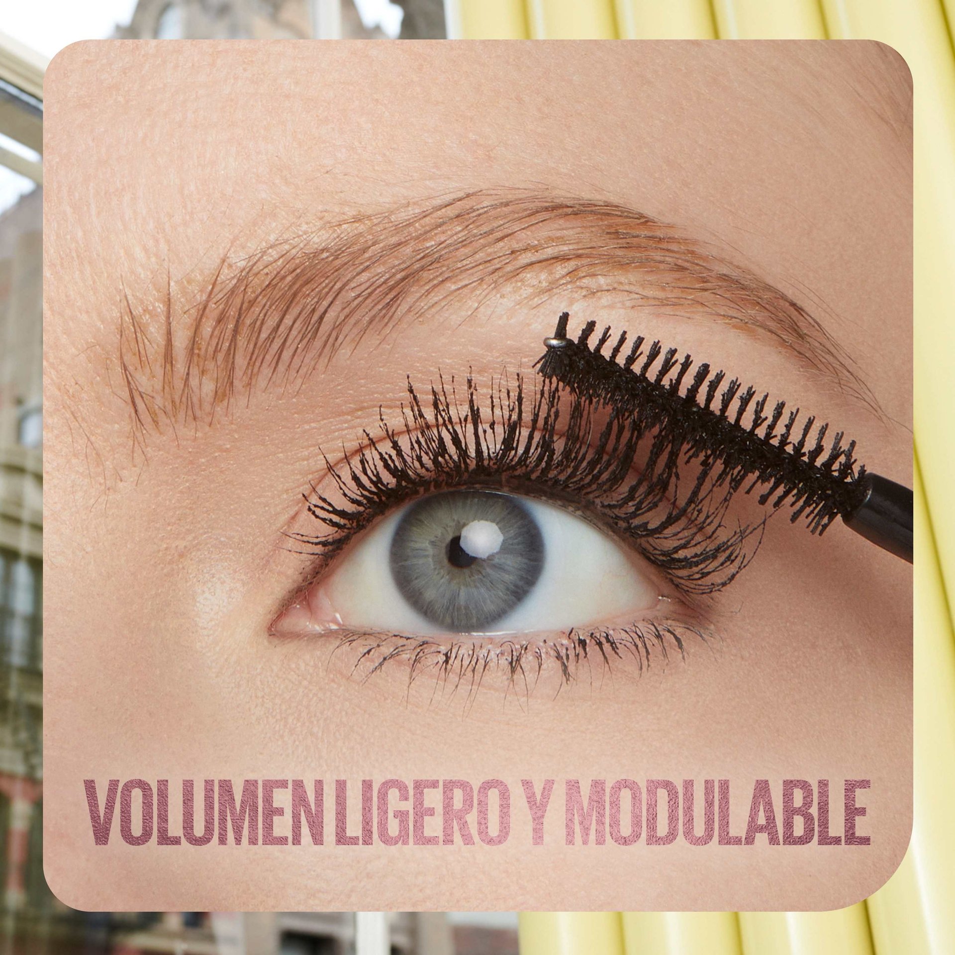 MNY Eye Mascara Colossal Bubble ATF Application1 ESP