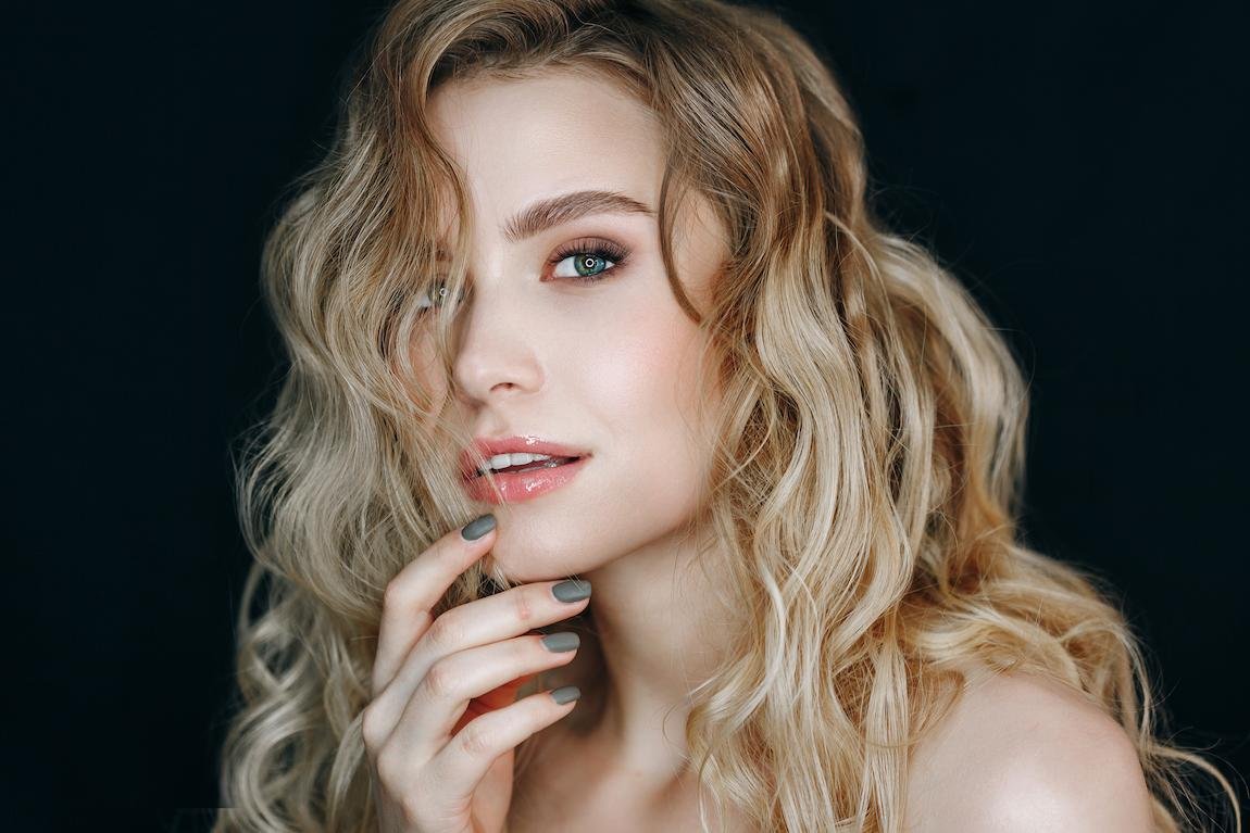 maquillar cejas rubias