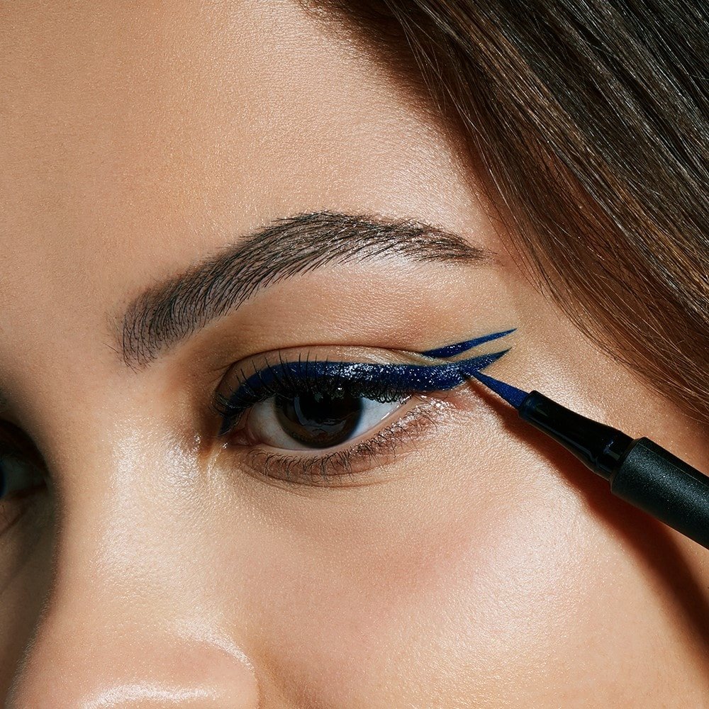 Cómo hacer (y llevar) el eyeliner doble para un look de máxima tendencia |  