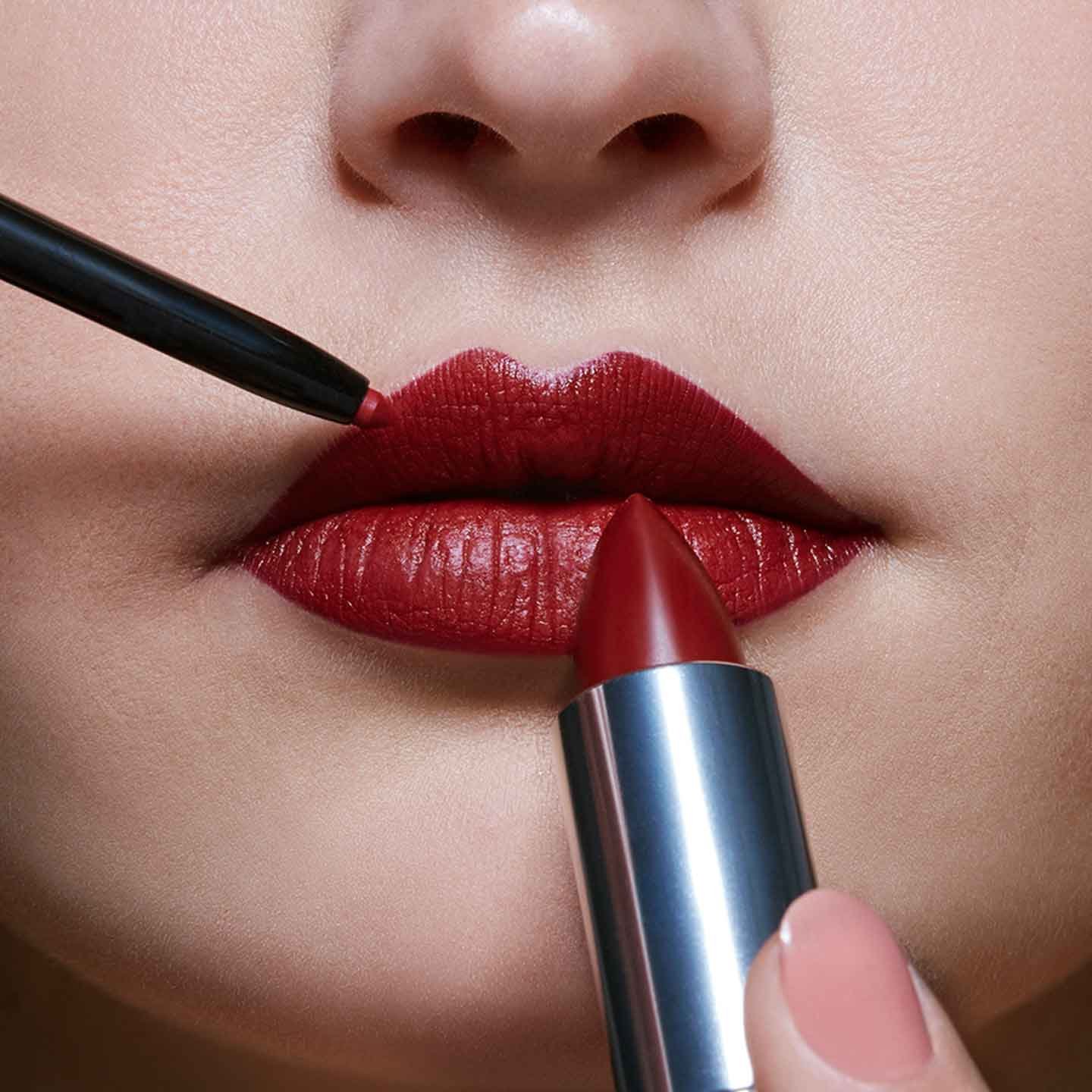 Cómo pintarse bien los labios según el tipo de labial | Maybelline Cómo pintarse bien los labios según el tipo de labial | Maybelline