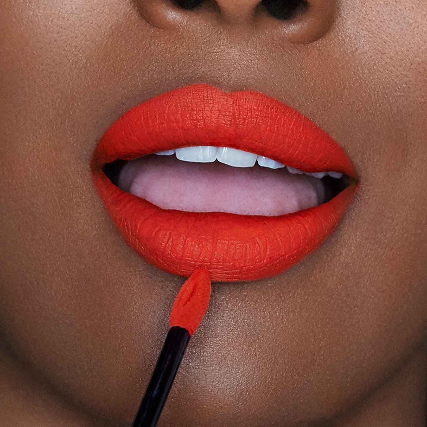 Cómo pintarse bien los labios según el tipo de labial | Maybelline Cómo pintarse bien los labios según el tipo de labial | Maybelline