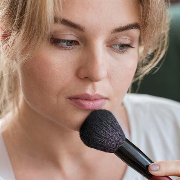 whisking maquillaje