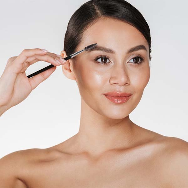 cejas arqueadas hombre