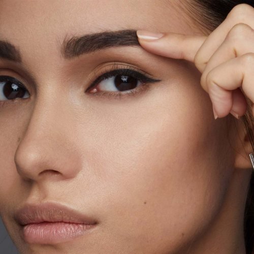 Cómo pintarse un eyeliner fino paso a paso | Maybelline New York