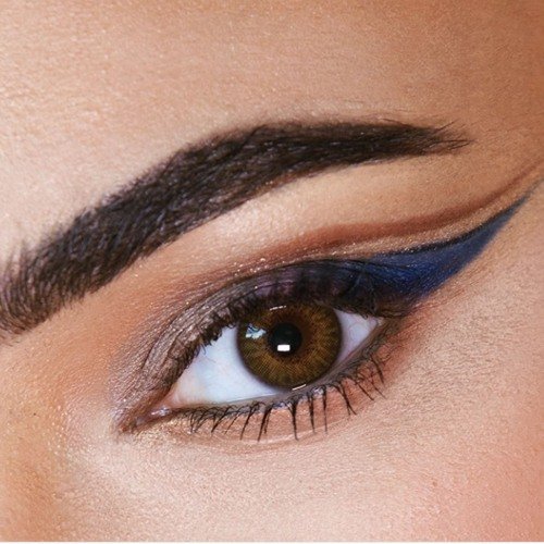 Cómo llevar el 'eyeliner' azul, el nuevo imprescindible para tu maquillaje de ojos | Maybelline