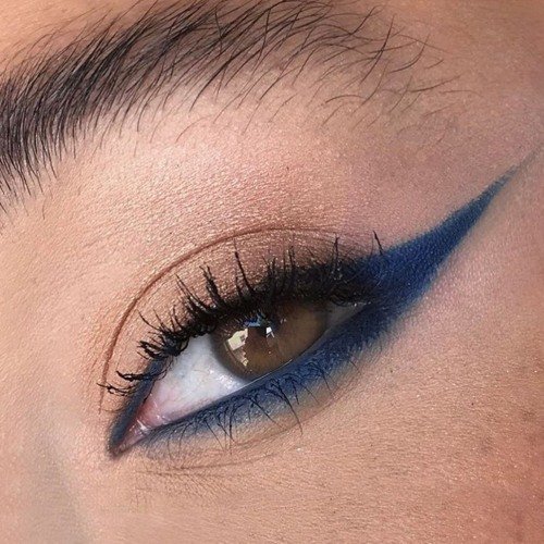 Cómo llevar el 'eyeliner' azul, el nuevo imprescindible para tu maquillaje de ojos | Maybelline