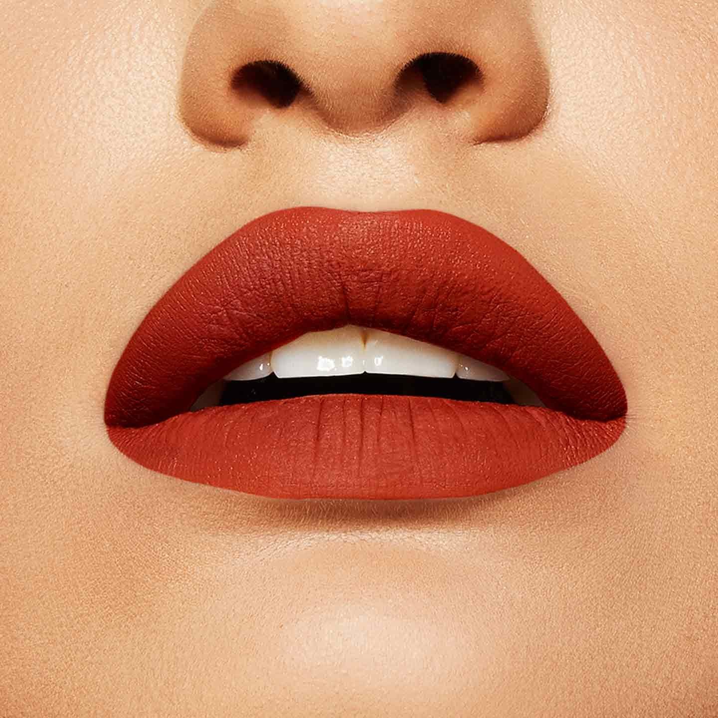 Labios De Lápiz Labial Rojo Oscuro