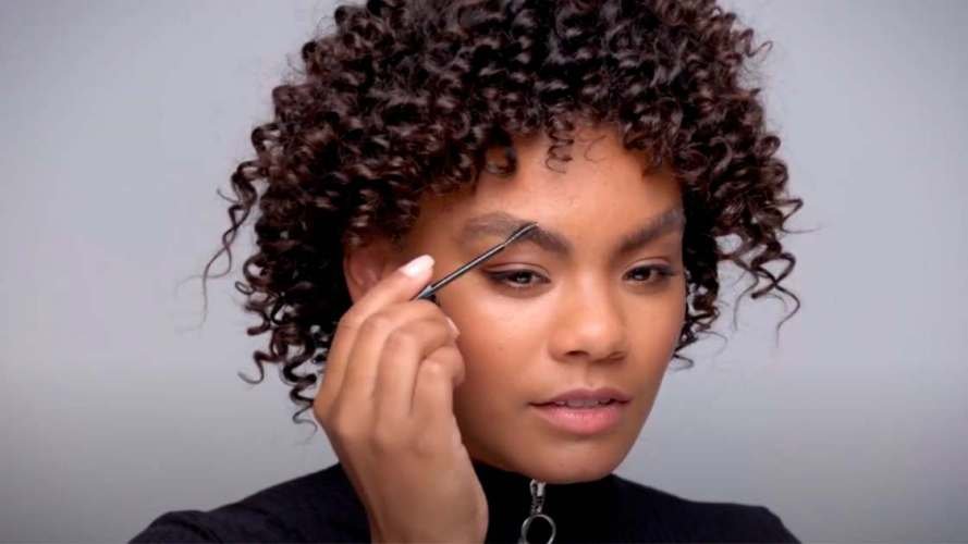 Extensiones de ceja en casa: el paso a paso definitivo | Maybelline New York