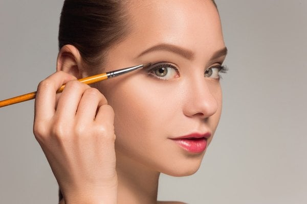 eyeliner con sombra de ojos