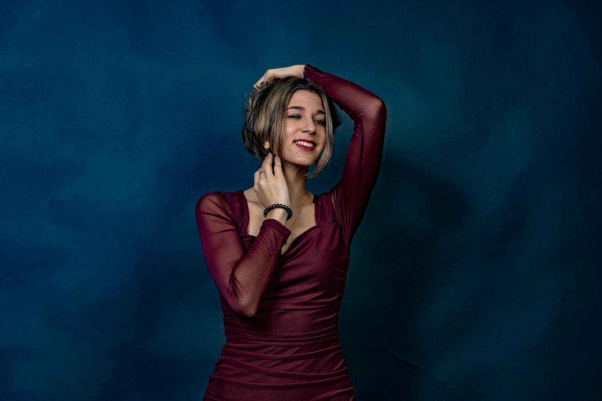 maquillaje para vestido burdeos