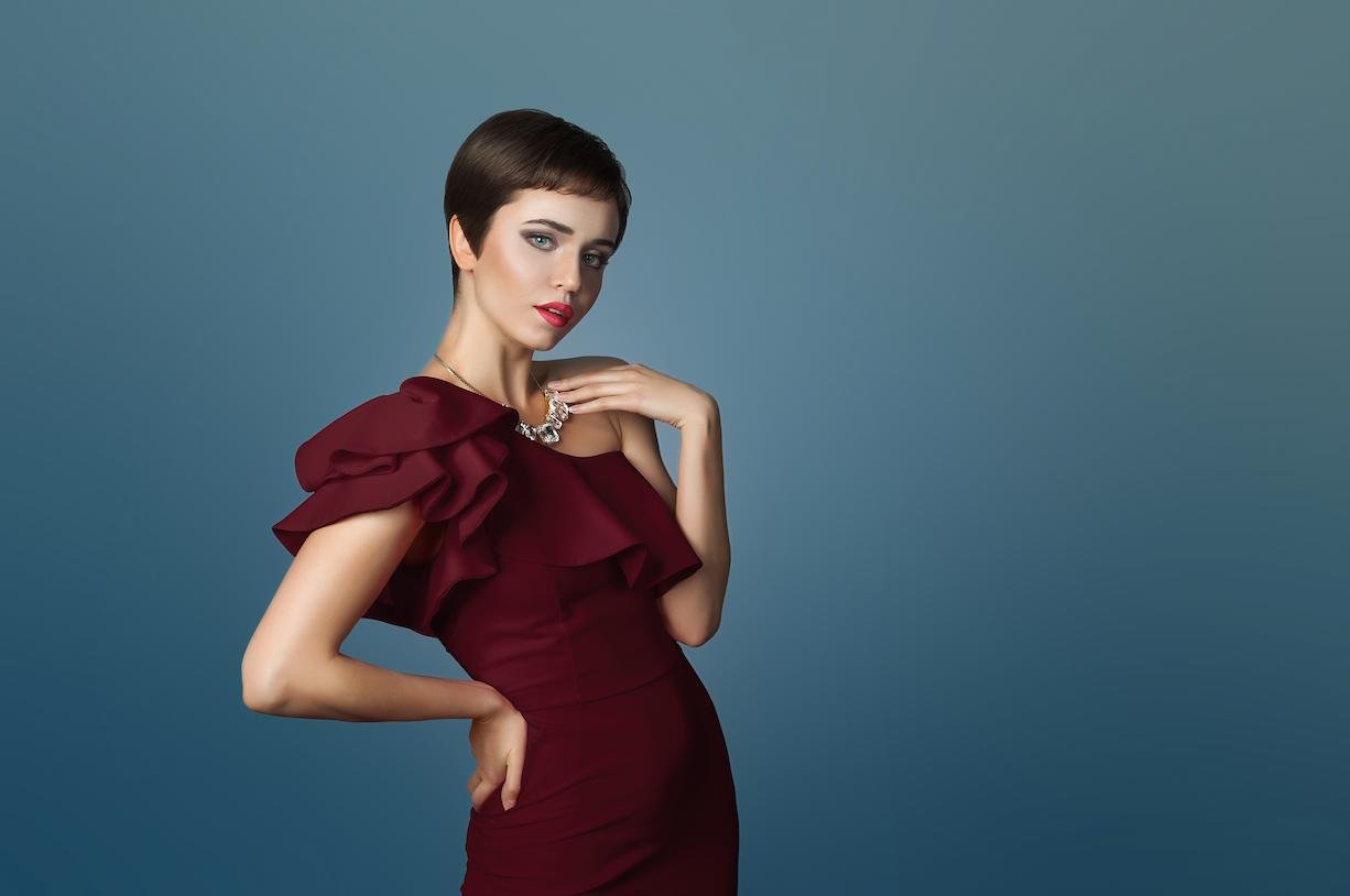 maquillaje para vestido color burdeos
