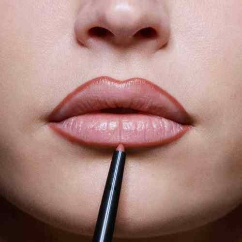 Descubre el mejor color de labios para morenas y cómo aplicarlo