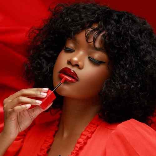 Blusa con labios rojos 2025