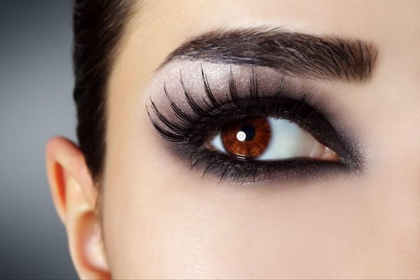 maquillaje ojos oscuros