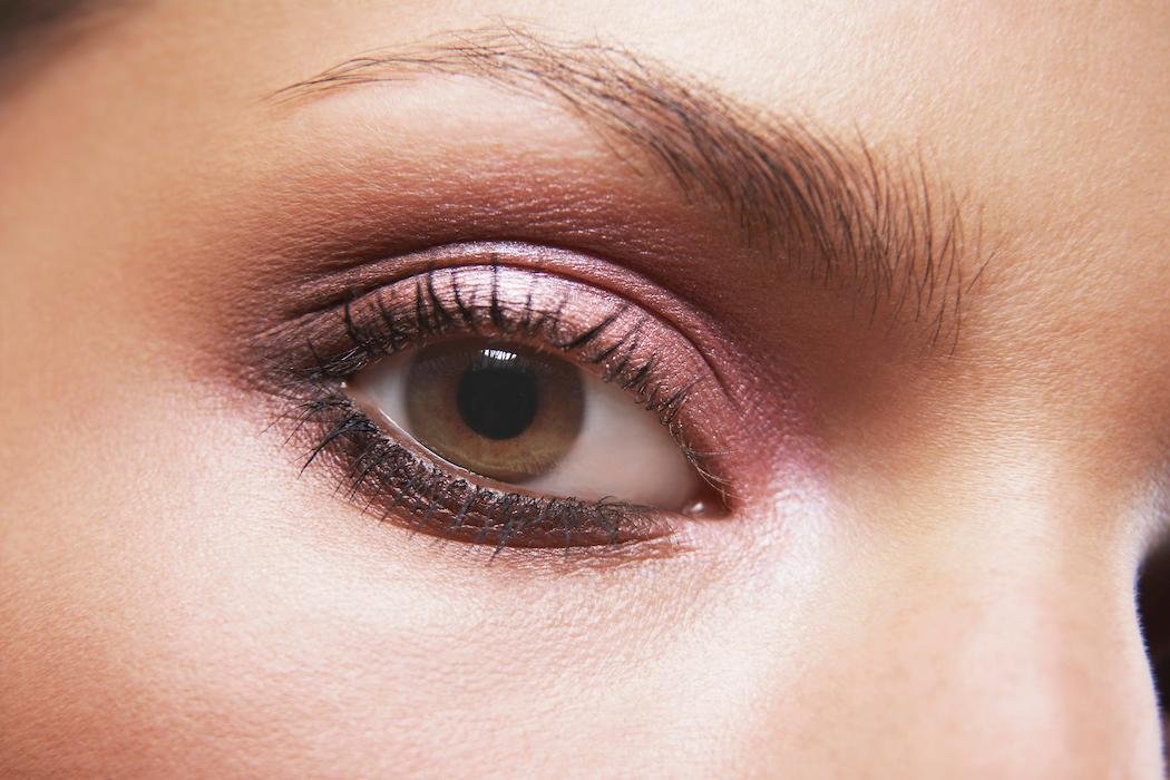 maquillaje ojos rosa y dorado
