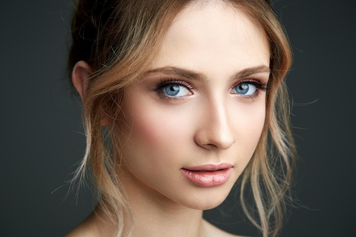 maquillaje ojos azules y pelo rubio