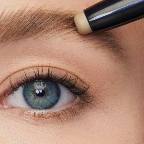 Atrévete a peinar tus cejas hacia arriba con estos trucos | Maybelline New York