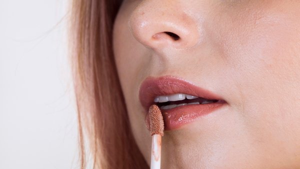 woman applying lipstick product (1)
