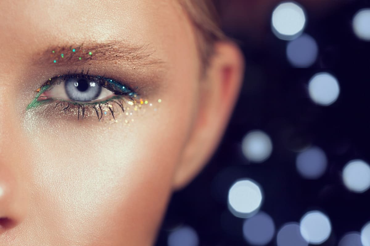 maquillaje con brillos,
