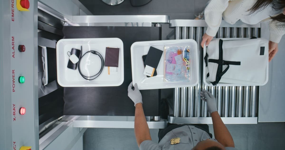 se puede llevar maquillaje en el avion