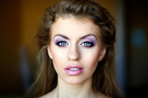 maquillaje morado