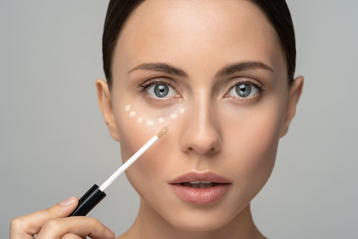 como aplicar corrector en la cara